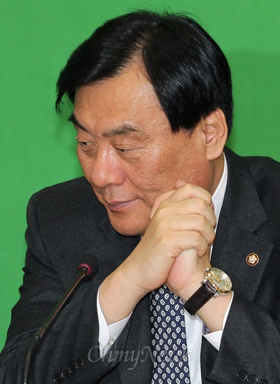 민주통합당 박기춘 원내대표가 지난 19일 오전 국회에서 열린 원내대책회의에서 잠시 생각에 잠겨 있다.
