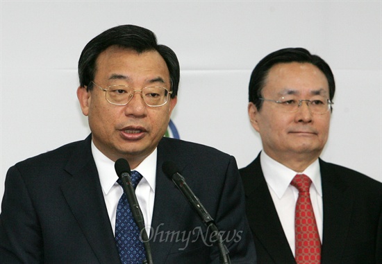 이정현 청와대 홍보수석(왼쪽). 사진은 2월 19일 청와대 정무수석 임명 당시 모습.