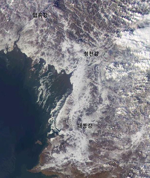 북한 대동강 결빙 (2013.1.24 오후 3시 16분 천리안 위성 해양탑재체 영상)