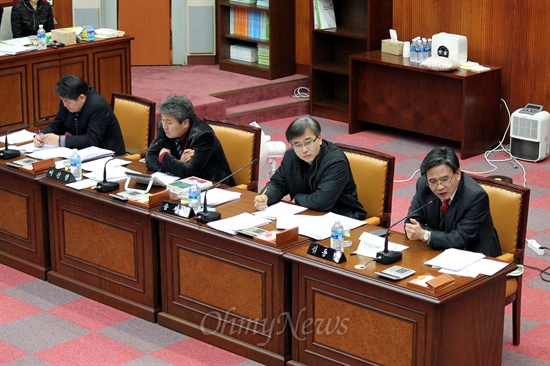 19일 열린 군포시의회에서 시의원들이 '군포문화재단 상임이사 임명동의안'에 관해 질의하고 있다. 