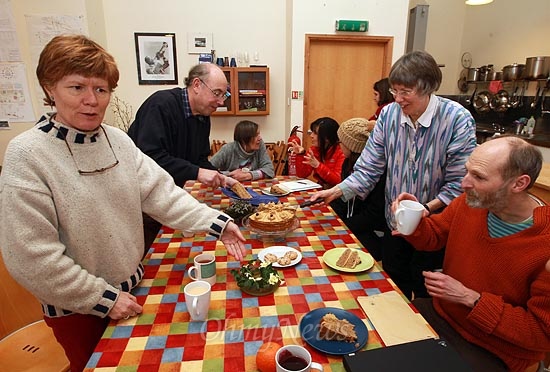  16일 오후 영국 스트라우드(Stroud) 지역에서 '스프링
힐 코하우징(Springhill Cohousing)'을 하고 있는 주민들이 공동주택의 커먼 하우스(Common 
House) 식당에서 각자 준비해 온 음식으로 다함께 저녁을 나눠먹고 있다.
이곳에 입주한 주민들은 '커먼 하우스(Common House)'라는 공유공간에서 일주에 세번(수,목,금요일) 의무적으로 저녁 음식을 만들어 함께 식사하며 친교의 시간을 갖는다.