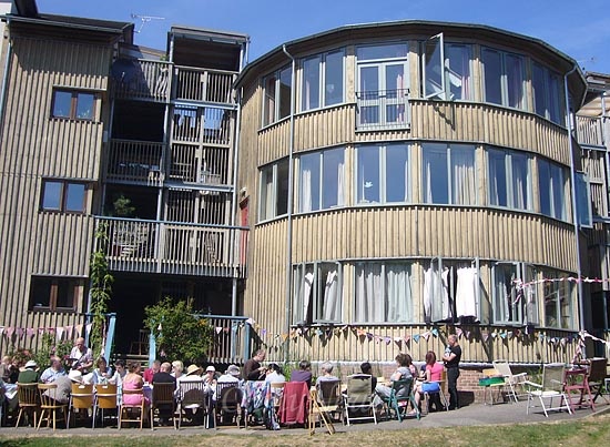 영국 스트라우드(Stroud) 지역에서 '스프링
힐 코하우징(Springhill Cohousing)'을 하고 있는 주민들은 날씨가 좋은 봄에 다같이 준비한 음식을 먹으며 즐거운 시간을 보낸다.
