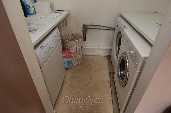 '스프링힐 코하우징(Springhill Cohousing)'의 공동주택인 커먼 하우스(Common House)에는 집의 평수가 작아 세탁기를 집안에 구비하지 못하는 주민들을 위해 공동세탁기를 설치해 놓고 있다.