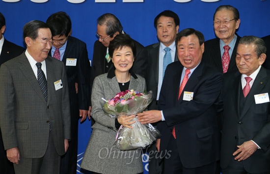 20일 오전 서울 마포구 한국경영자총협회를 방문한 박근혜 당선인이 이희범 경총회장으로부터 꽃다발을 받고 있다.