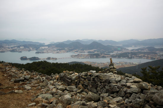 거제둔덕기성 북쪽 상단부에서 본 통영시와 견내량. 한산도대첩의 주요 배경이다.