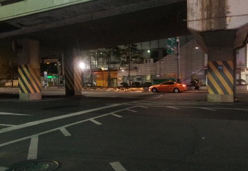 <서대문 앞> 한산한 거리, 택시 한 대가 정차중이다.