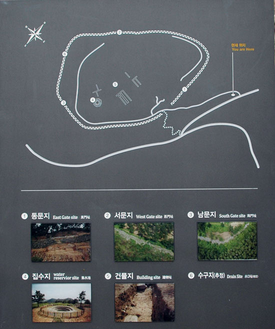 거제둔덕기성 입구에 서 있는 안내도.