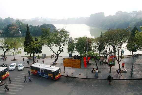 호안끼엠 호수가 피워내는 물안개가 이채로운 도시 베트남의 하노이.