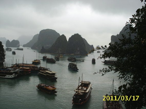 베트남 하롱베이. 기암과 괴석이 수없이 늘어선 풍경이 신비롭게 느껴진다.