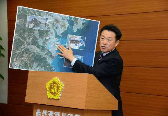 김진영 울산시의원이 21일 시의회 기자실에서 브리핑을 갖고 "SK에너지가 공해차단녹지에 석유화학공장을 증설키로 해 특혜 의혹이 있다"고 설명하고 있다 