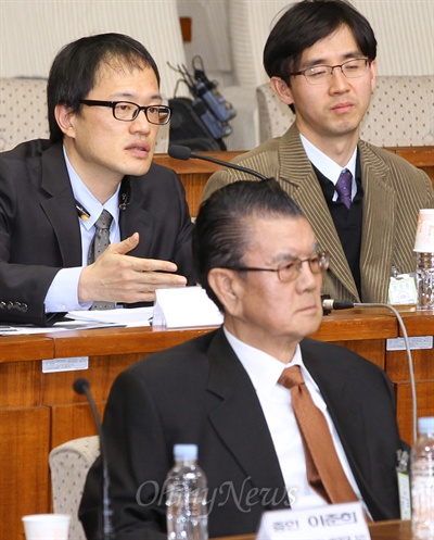 21일 오후 국회에서 열린 정홍원 국무총리 후보자 인사청문회에 참고인으로 출석한 박주민 변호사가 의원들의 질의에 답변하고 있다.