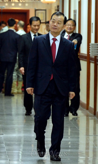 김병관 국방부장관 내정자가 지난 2월 22일 오전 서울 용산 한미연합군사령부를 방문해  복도를 걷고 있다. 