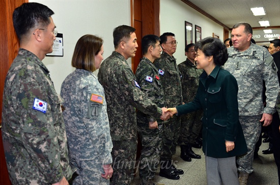 박근혜 대통령이 2월 22일 오전 서울 용산 한미연합군사령부를 방문해 제임스 서먼 한미연합사 사령관(오른쪽)의 소개로  연합사 장교들과 인사를 나누고 있다. 