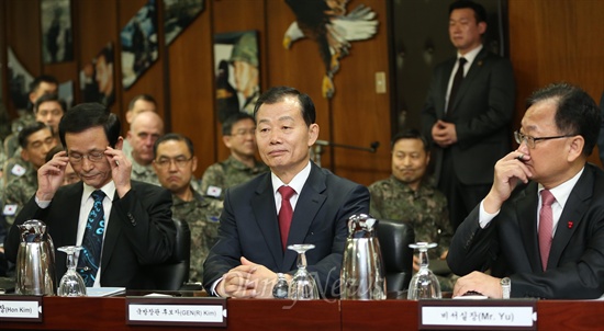  박근혜 대통령 당선인이 지난달 22일 오전 서울 용산 한미연합군사령부에 도착해 브리핑실에서 모두발언하고 있는 모습을 보고 있는 김병관 국방부장관 내정자(가운데).