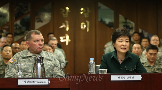 박근혜 대통령 당선인이 22일 오전 서울 용산 한미연합군사령부에 도착해 브리핑실에서 모두발언하고 있다.  권오성 한미연합사 부사령관(박당선인 오른쪽), 제임스 서먼 한미연합사 사령관(박당선인 왼쪽)
