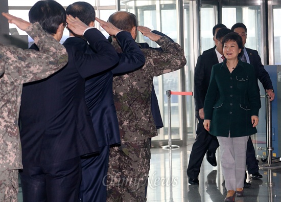 박근혜 대통령 당선인이 지난 2월 22일 오전 서울 용산 합동참모본부를 방문해 정승조 합참의장, 김관진 국방장관의 영접을 받고 있다