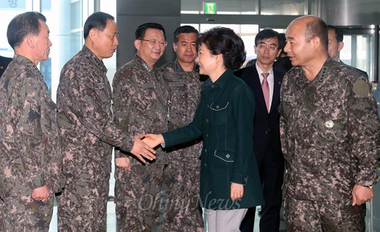 박근혜 대통령 당선인이 지난 2월 22일 오전 서울 용산 합동참모본부를 방문해 정승조 합참의장, 김관진 국방장관의 영접을 받고 있다.