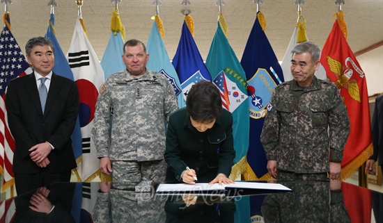박근혜 당시 대통령 당선인이 2013년 2월 22일 오전 서울 용산 한미연합군사령부에 방문한 뒤 방명록을 적고 있다.