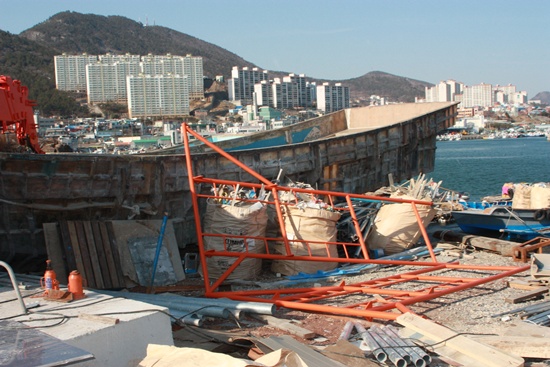  직선 거리로 40m 떨어진 야도 FRP조선소 너머로 아파트 단지가 보인다. 주민들의 항의가 시작되었다.