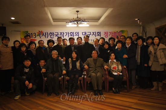  한국작가회의 대구지회는 22일 오후6시 대구시 남구 건들바위식당에서 정기총회를 열고 권오현 평론가를 새 회장으로 뽑는 등 2013년 사업계획을 확정했다.