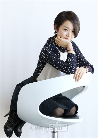  KBS2드라마 <학교2013>의 배우 신혜선이 15일 오전 서울 상암동 오마이스타 사무실에서 인터뷰에 앞서 포즈를 취하고 있다.