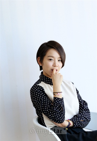   KBS2드라마 <학교2013>의 배우 신혜선이 15일 오전 서울 상암동 오마이스타 사무실에서 인터뷰에 앞서 포즈를 취하고 있다.