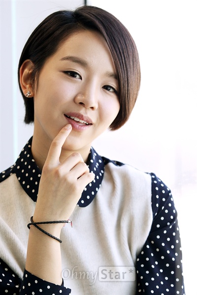  KBS2드라마 <학교2013>의 배우 신혜선이 15일 오전 서울 상암동 오마이스타 사무실에서 인터뷰에 앞서 포즈를 취하며 미소짓고 있다.