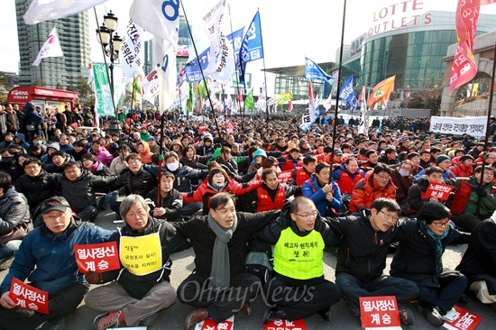 서울역광장에서 열린 전국노동자대회 참석자들이 어깨를 걸고 투쟁가를 부르고 있다.
