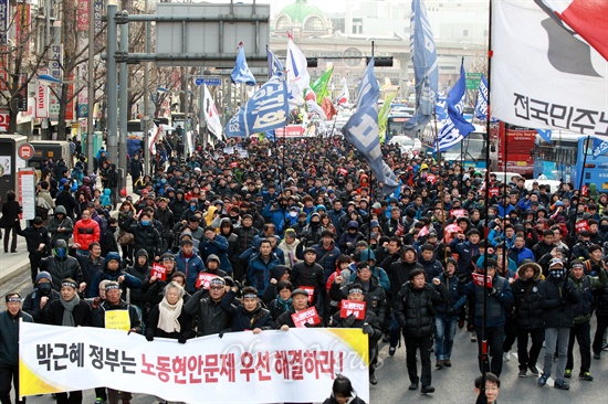 박근혜 대통령 취임식을 이틀 앞둔 23일 오후 서울역광장에서 열린 '5대 긴급 노동현안 및 10대 노동과제 해결 쟁취 민주노총 전국노동자 대회'에 참석했던 노동자들이 행진을 하고 있다.