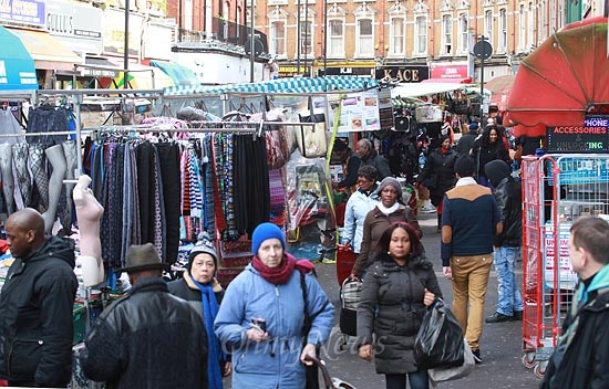 14일 오전 런던 브릭스톤(Brixton) 역 인근 브릭스톤 시장에 시장을 찾은 손님과 상인들로 활기가 넘치고 있다.
