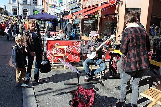 '브릭스톤역 길 커뮤니티 시장(Brixton Station road Community Market)'이 시장 활성화를 위해 노래, 춤 등 문화 공연을 열어 시장을 찾은 손님들에게 즐거움을 제공하고 있다.