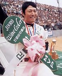 1987년 한국시리즈 최우수 선수상을 받고 기뻐하는 김준환 선수
