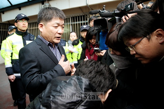  배우 박시후가 출석 예정이던 24일 오후 서울 서부경찰서에서 경찰 관계자가 박시후 측 변호사가 팩스를 통해 사임을 알려왔다는 소식을 취재진에게 전달하고 있다.