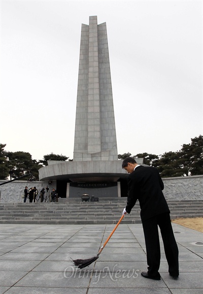 25일 오전 취임식을 앞둔 박근혜 대통령이 공식 첫 일정을 진행할 서울 동작구 현충원에서 관계자들이 참배 준비를 분주히 하고 있다.