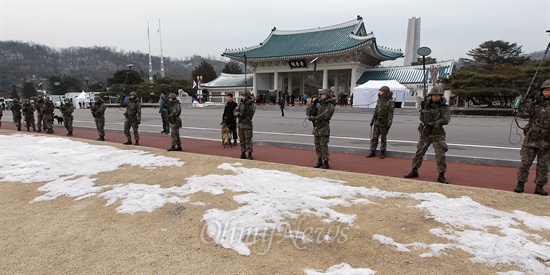 25일 오전 취임식을 앞둔 박근혜 대통령이 공식 첫 일정을 진행할 서울 동작구 현충원에서 폭발물처리 대원들이 검색을 실시하고 있다.