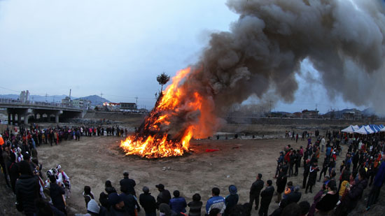 경남 함양 인당교 아래 이천변에서 24일 오후 정월대보름을 맞이 달집태우기 행사가 열렸다.