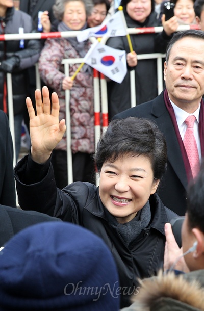 제18대 박근혜 대통령 취임식이 열리는 25일 오전 박 대통령이 취임식장에 가기 위해 서울 강남구 삼성동 자택에서 나와 시민들과 인사를 나누고 있다.