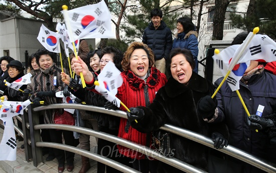 제18대 박근혜 대통령 취임식이 열리는 25일 오전 박 대통령이 취임식장에 가기 위해 서울 강남구 삼성동 자택에서 나오자 시민들이 태극기를 흔들며 환호하고 있다.