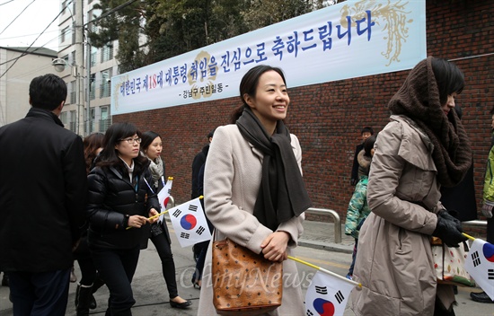 제18대 박근혜 대통령 취임식이 열리는 25일 오전 서울 강남구 삼성동 박 대통령 자택앞으로 시민들이 모이고 있다.