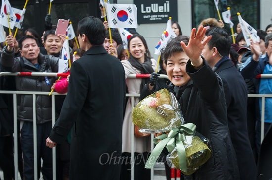 제18대 박근혜 대통령 취임식이 열리는 25일 오전 박 대통령이 취임식장에 가기 위해 서울 강남구 삼성동 자택에서 시민들에게 손을 흔들고 있다.