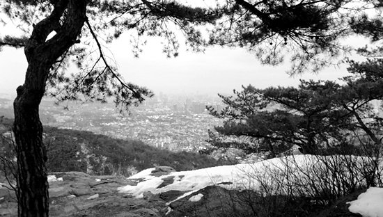 바윗돌속에 자리한 작은 암자 석굴암을 향해 조금만 오르면 도시 서울이 발밑에 펼쳐진다.