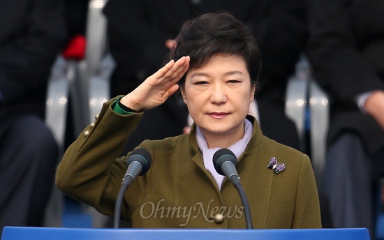 박근혜 대통령이 25일 오전 여의도 국회에서 열린 제18대 대통령 취임식에서 거수경례를 하고 있다.