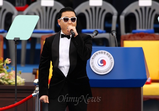 국제가수 싸이(본명 박재상)가 25일 오전 여의도 국회에서 열린 '제18대 박근혜 대통령 취임식' 식전행사에서 히트곡 '강남스타일'과 '챔피언'을 부르고 있다.