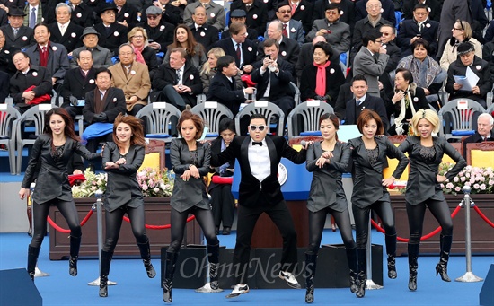 국제가수 싸이(본명 박재상)가 25일 오전 여의도 국회에서 열린 '제18대 박근혜 대통령 취임식' 식전행사에서 히트곡 '강남스타일'부르며 말춤을 추고 있다.