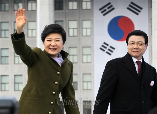 박근혜 대통령이 지난 2013년 2월 25일 여의도 국회에서 열린 '18대 대통령 취임식'을 마치고 퇴장하고 있다
