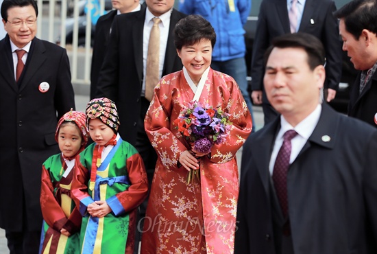 지난 2013년 2월 25일에 대한민국 18대 대통령에 공식 취임한 박근혜 대통령이 서울 세종로 광화문 광장에서 열린 '희망이 열리는 나무' 제막식에 참석하고 있다.