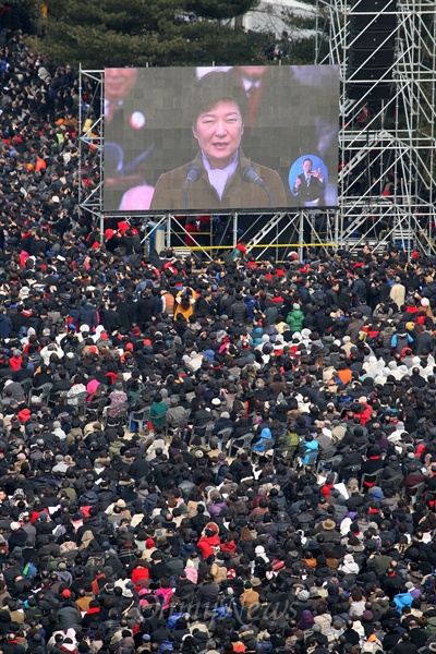 25일 여의도 국회에서 '제18대 박근혜 대통령 취임식'이 열리는 가운데 행사장에 설치된 대형모니터에 박 대통령의 취임연설이 방송되고 있다.