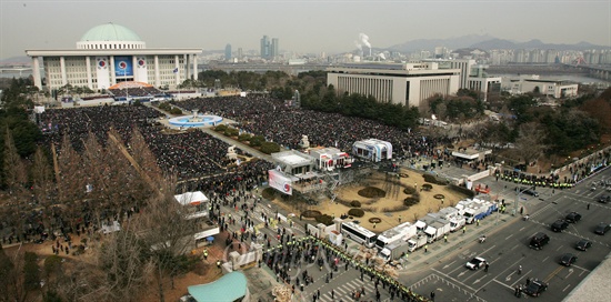 7만명 참석한 박근혜 대통령 취임식 25일 여의도 국회에서 7만여명이 참석한 가운데 '제18대 박근혜 대통령 취임식'이 열리고 있다.