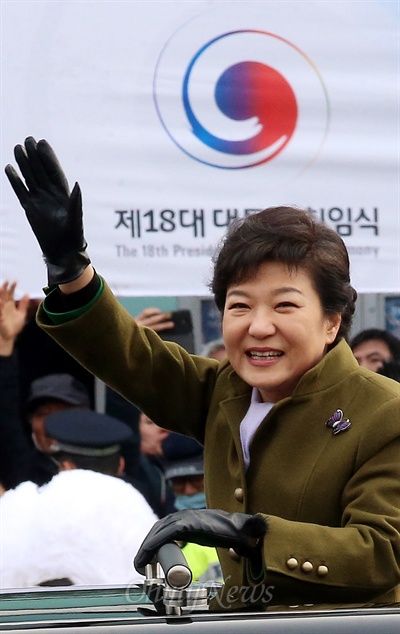 박근혜 대통령이 25일 여의도 국회에서 제18대 대통령 취임식을 마친 뒤 카퍼레이드를 하고 있다.