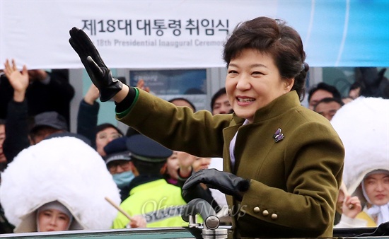 박근혜 대통령. 사진은 2013년 2월 25일 여의도 국회에서 제18대 대통령 취임식을 마친 뒤 카퍼레이드를 하고 있는 모습. 